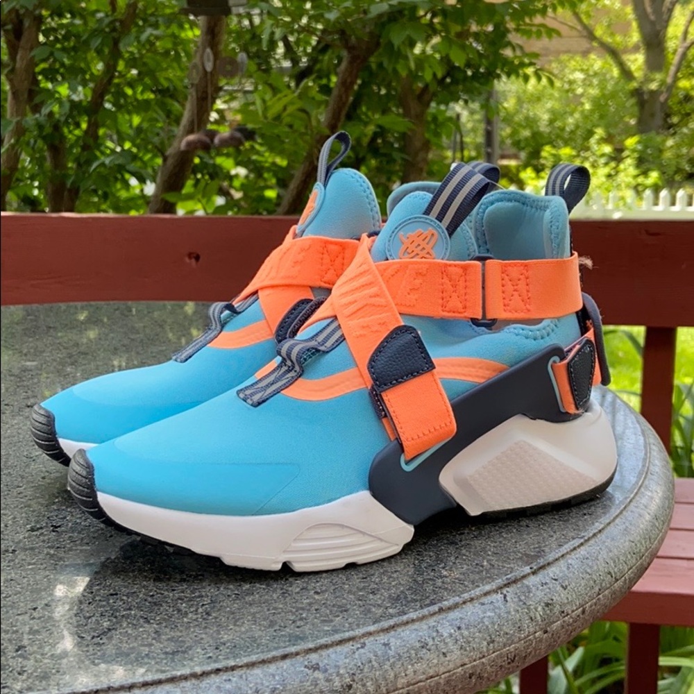 NWOT boys' nike huarache city running shoes